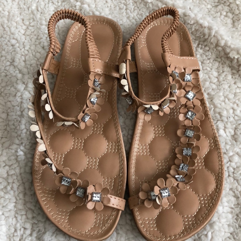 Size 8 flower strappy sandal cream
